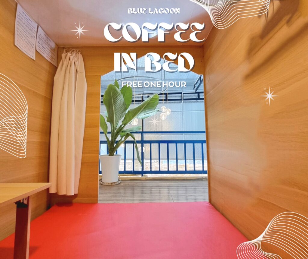 giường nằm ở Blue Lagoon Coffee